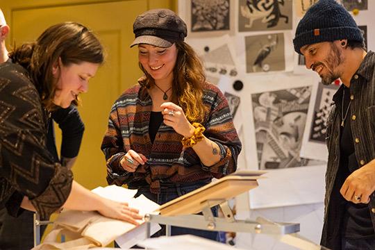 Maak een linosnede en druk die af op je eigen canvas tas!
