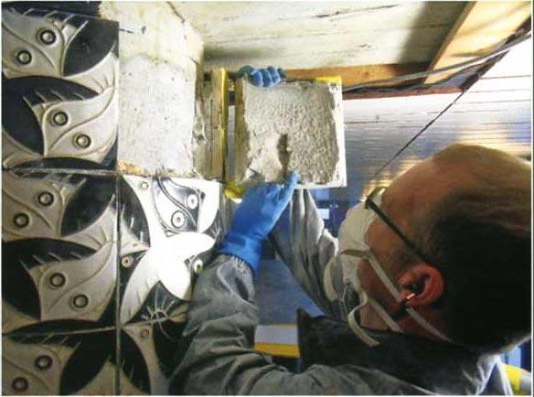 Het uitnemen van de eerste tegel. Foto: Sjoerd Hekking