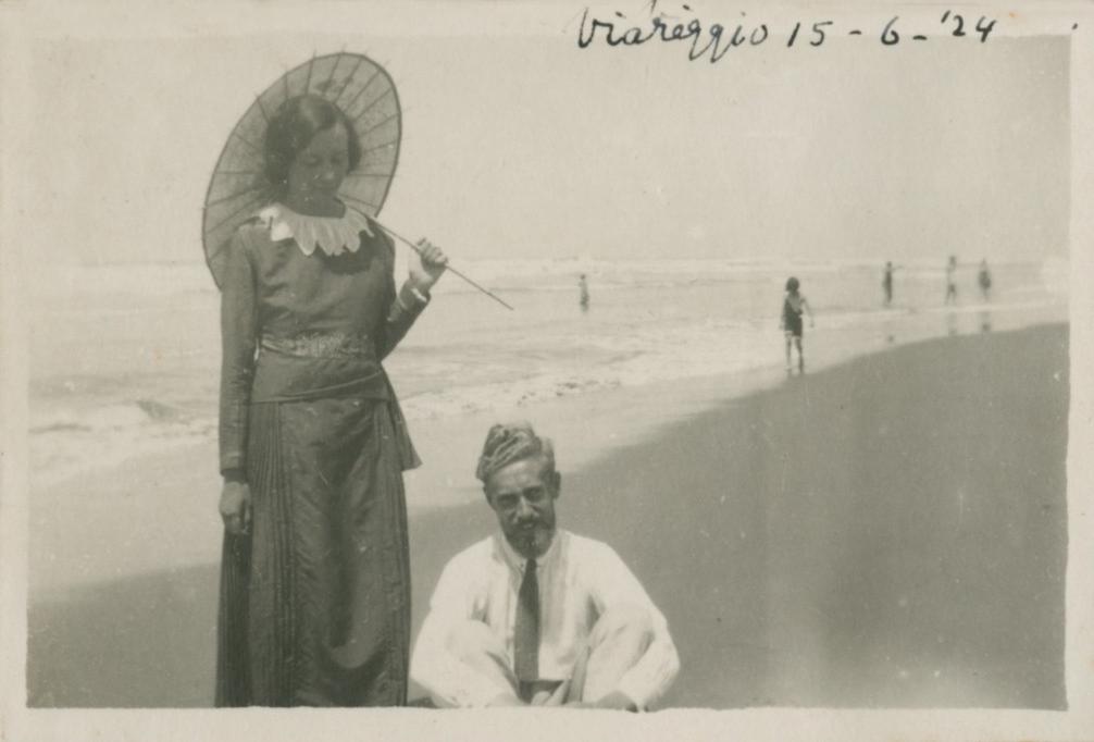 Maurits & Jetta aan het strand in Viareggio, 1924