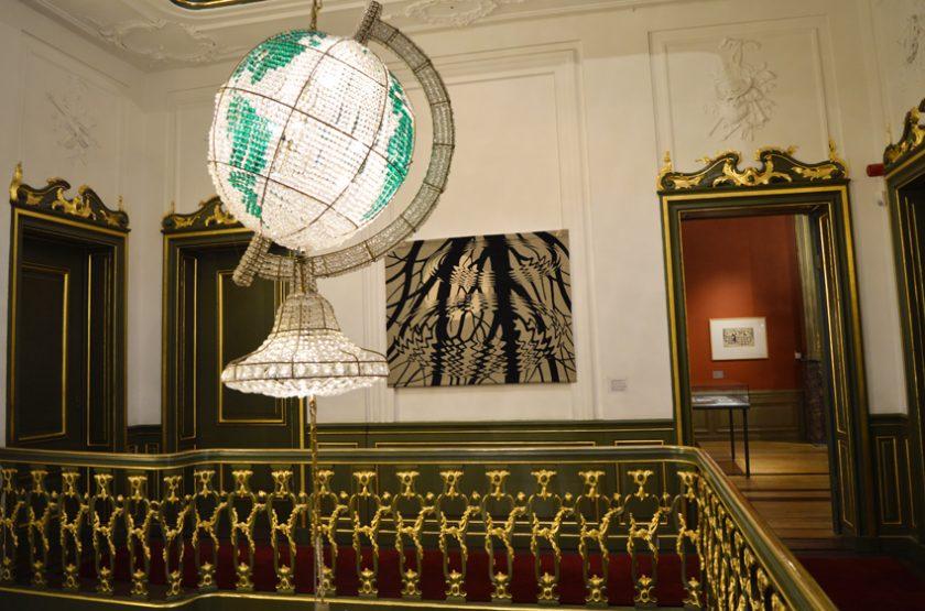 Trappenhuis met kroonluchter en wandtapijt Rimpeling