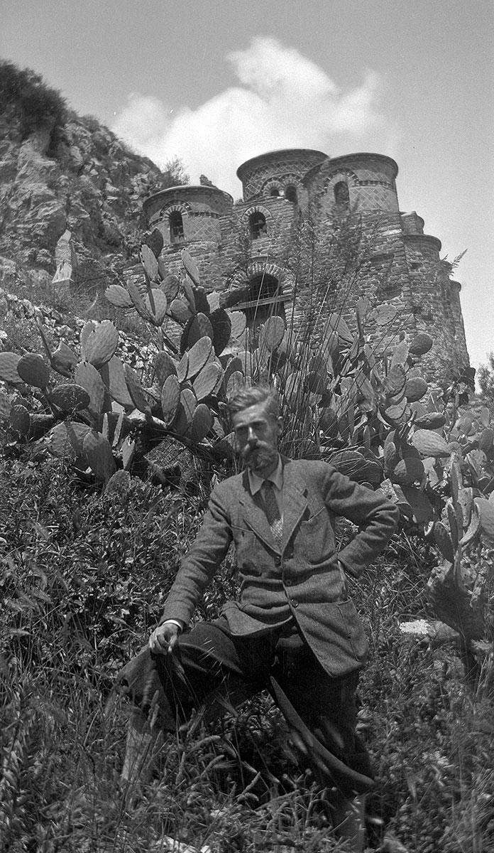 Escher bij de Cattolica van Stilo, Calabrië, 15 mei 1930