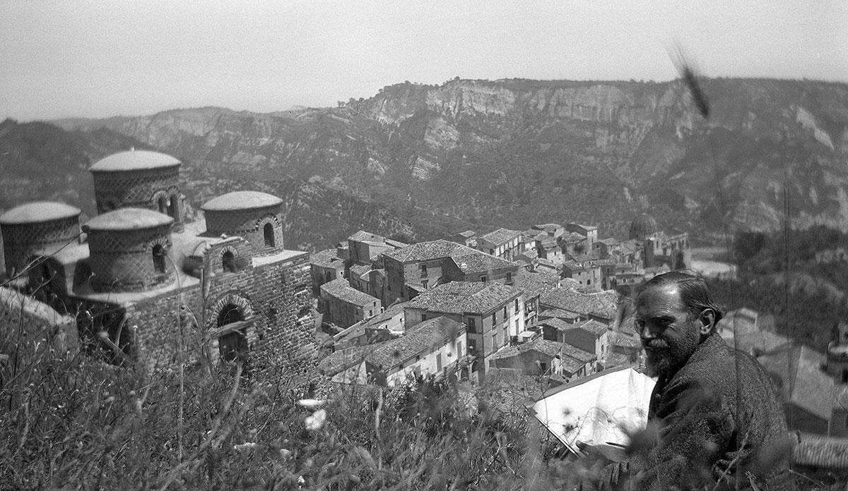 Giuseppe Haas-Triverio bij de Cattolica van Stilo, Calabrië, 15 mei 1930