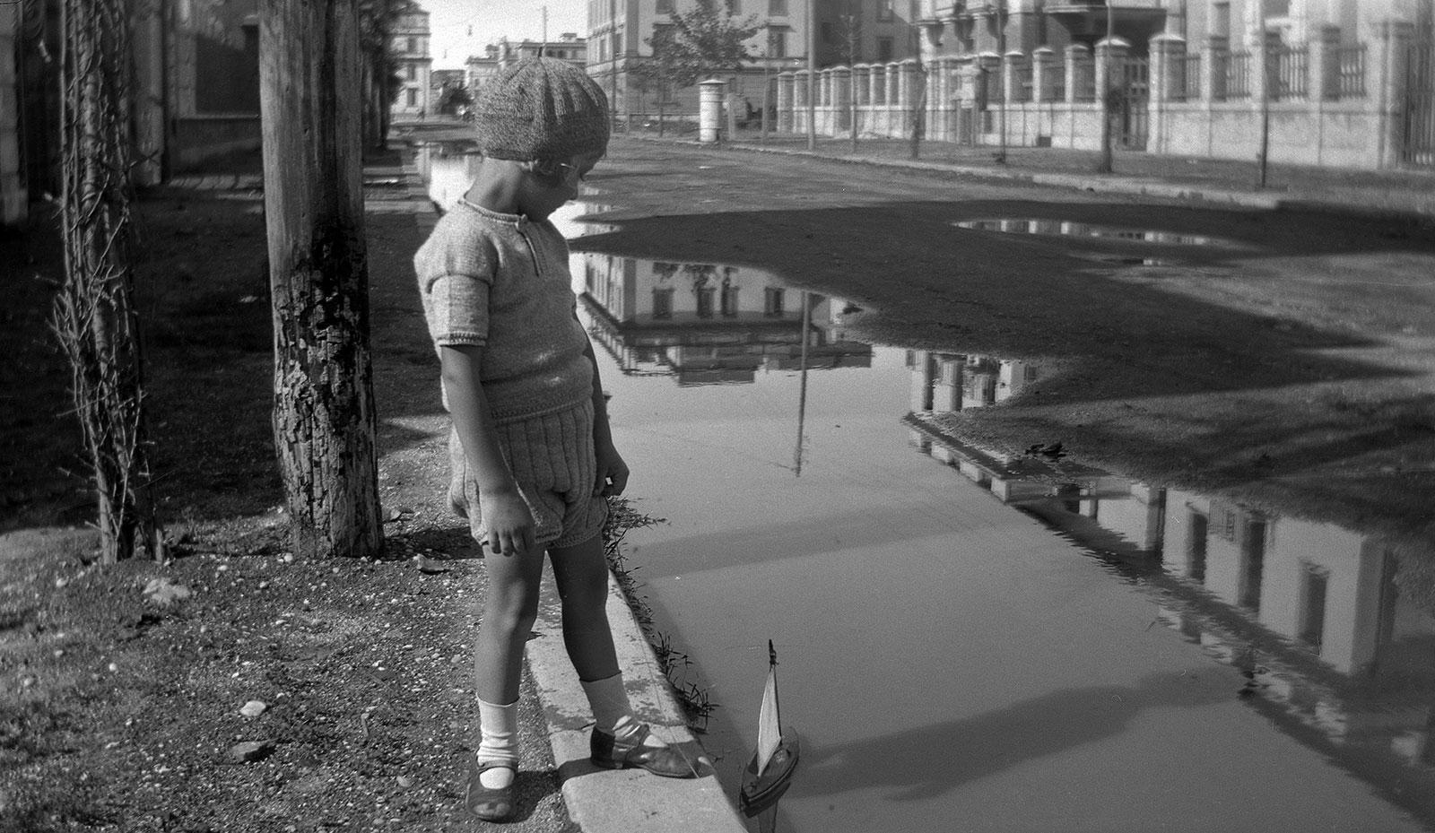 George Arnold Escher speelt met een bootje, oktober 1930