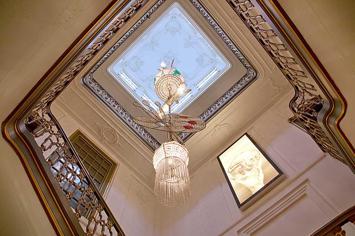 De kroonluchter van Hans van Bentem in het trappenhuis. Foto: Ariadna de Raadt