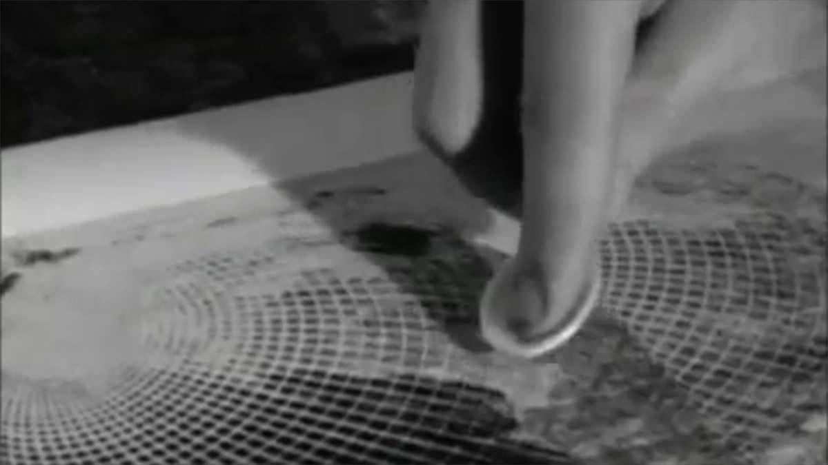 Escher werkt aan de houtgravure Drie bollen I, filmstill.