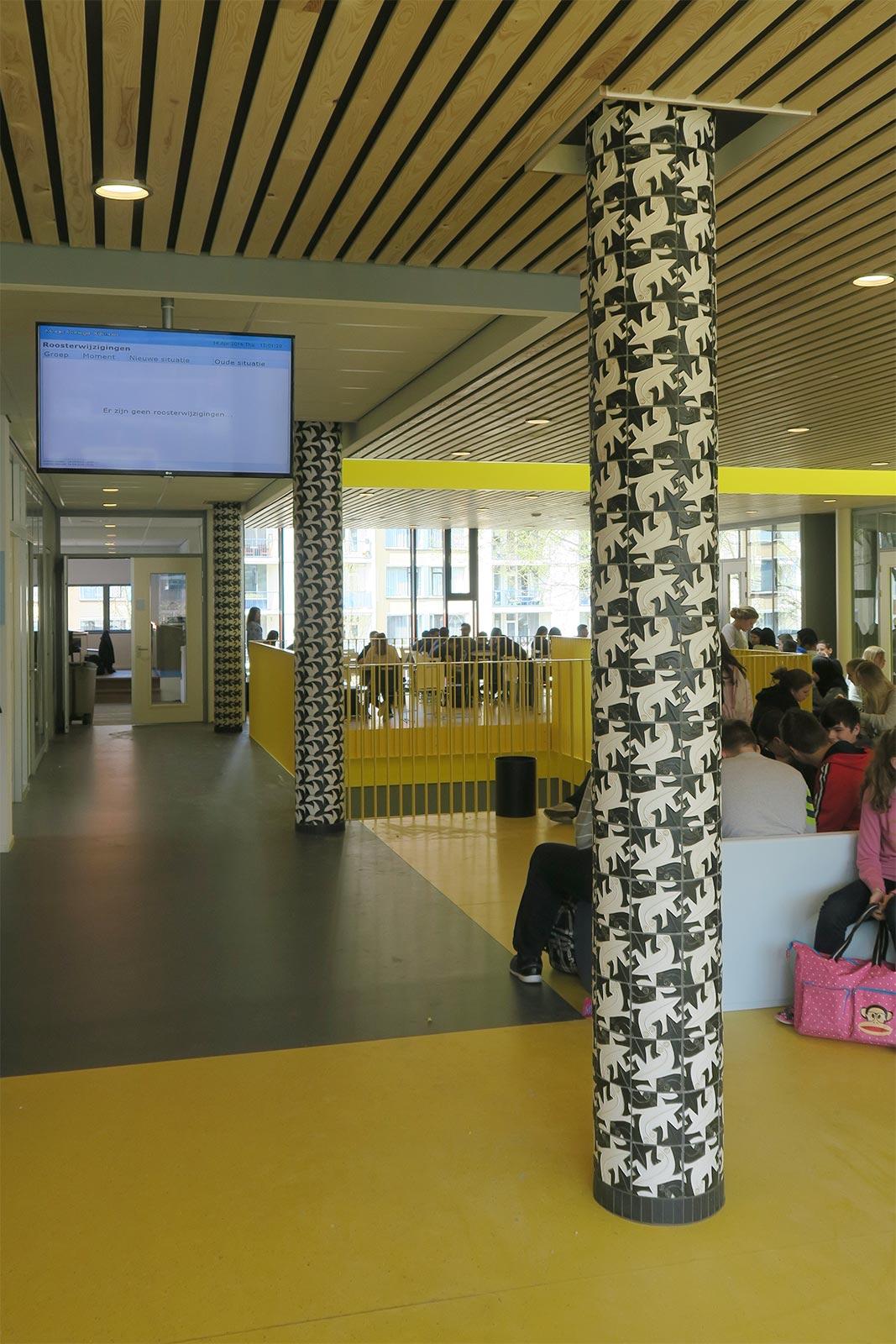 Tegelpilaren van Eschers ontwerp, Maris College te Den Haag, 2016. Foto: Armand Kooning