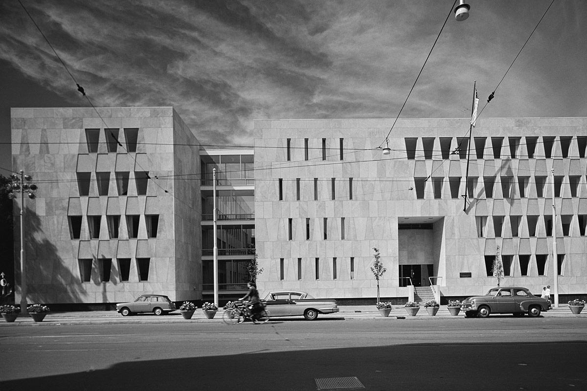 Voormalige Amerikaanse ambassade van Marcel Breuer © Jan Versnel / Maria Austria Instituut