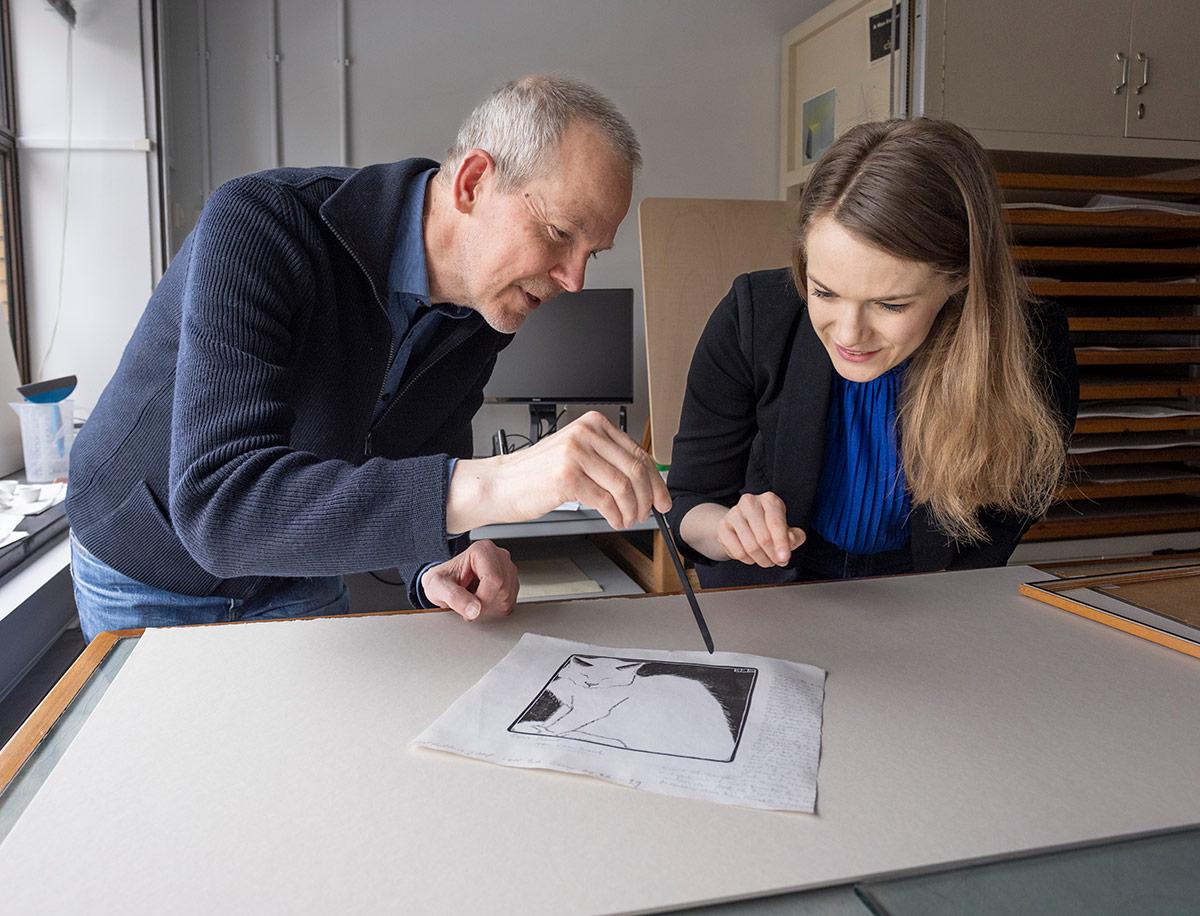 Papierrestaurator Paul van der Zande en conservator Judith Kadee bij Witte poes (1919) in het restauratie-atelier van Kunstmuseum Den Haag